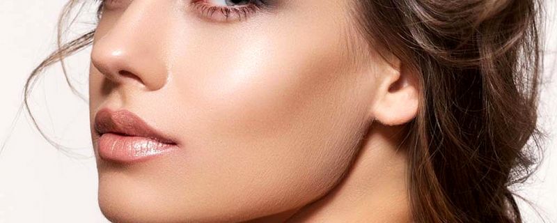 Strobing Is the New, All-Natural Contouring