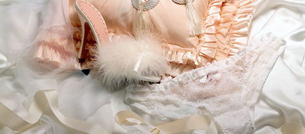 Give your bridal look a sexy touch with a wedding garter