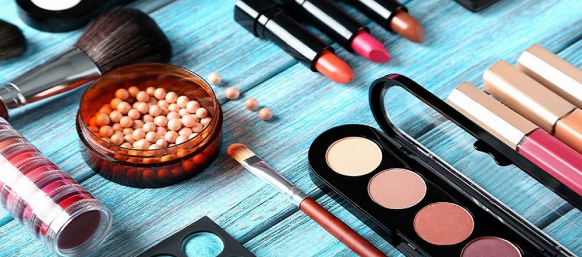 How to reduce skin imperfections with makeup